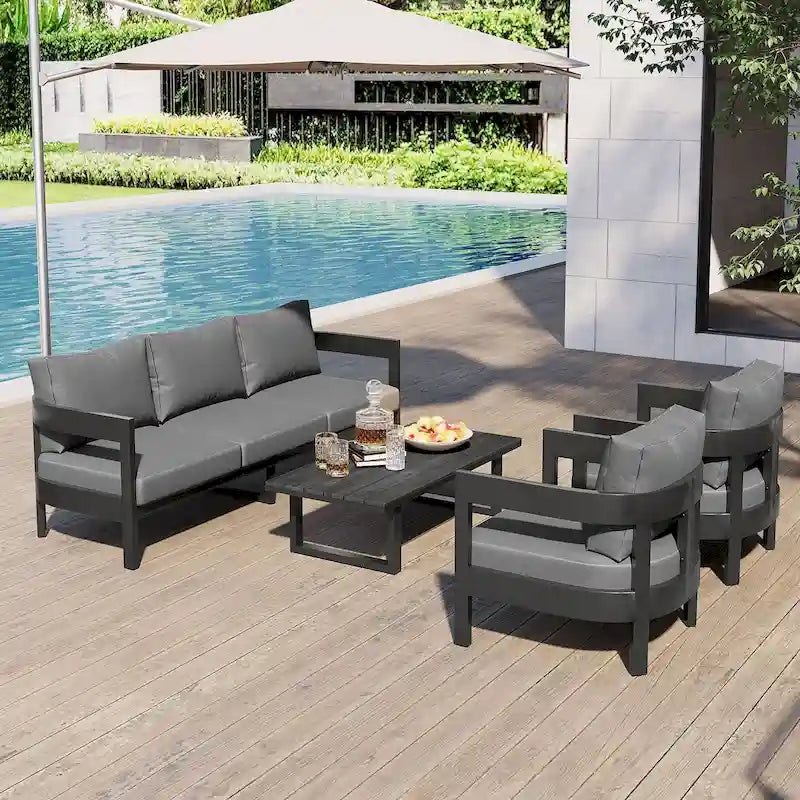 Ensemble de sièges d'extérieur avec coussins épais pour un confort optimal, idéal pour les pelouses, les patios et les abords de piscine.