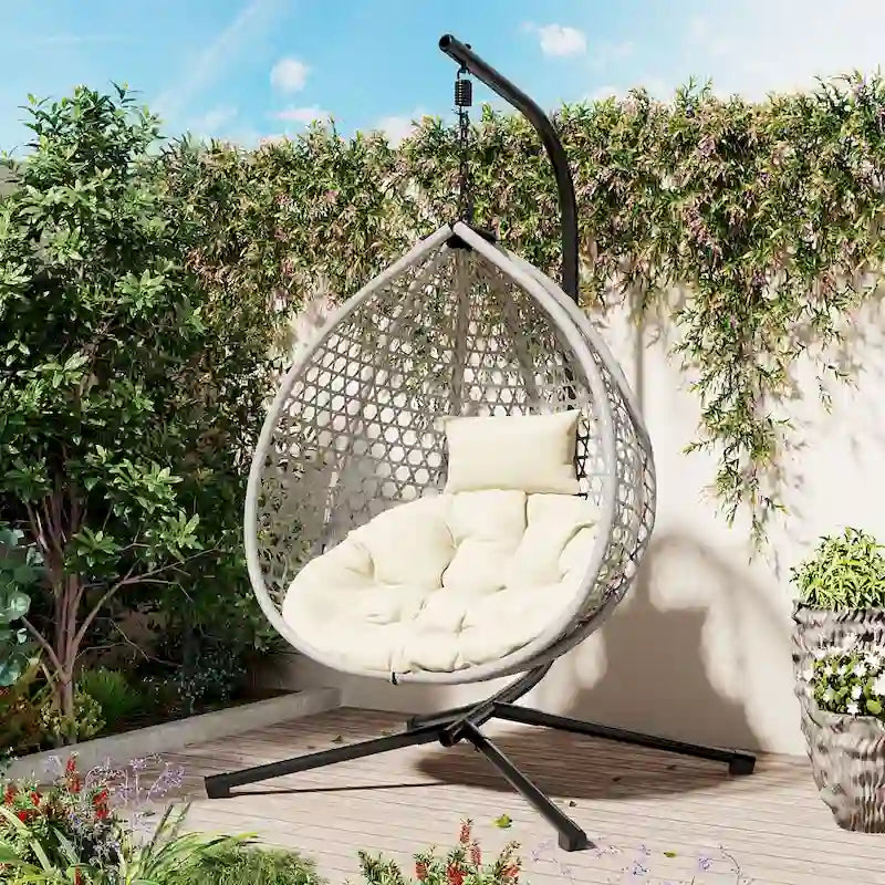Fauteuil suspendu polyvalent pour l'intérieur et l'extérieur, en rotin PE, avec support et coussin.