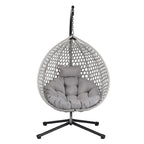 Fauteuil suspendu polyvalent pour l'intérieur et l'extérieur, en rotin PE, avec support et coussin.