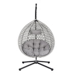 Fauteuil suspendu polyvalent pour l'intérieur et l'extérieur, en rotin PE, avec support et coussin.