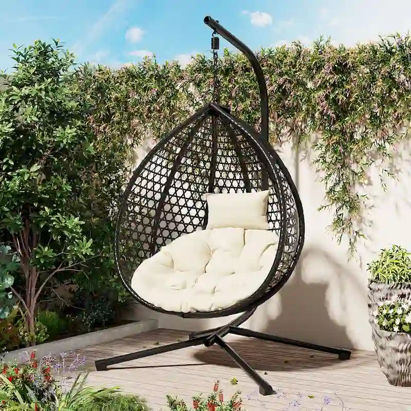 Fauteuil suspendu polyvalent pour l'intérieur et l'extérieur, en rotin PE, avec support et coussin.