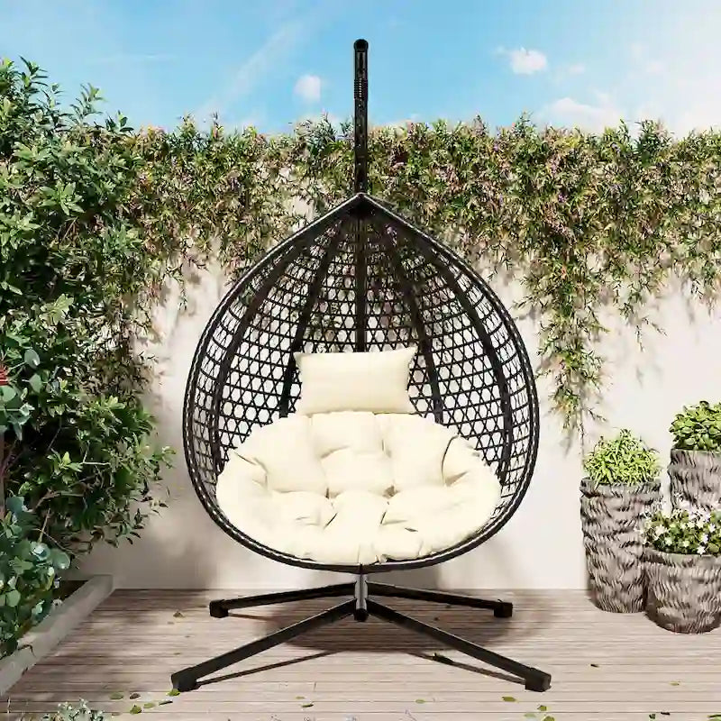 Fauteuil suspendu polyvalent pour l'intérieur et l'extérieur, en rotin PE, avec support et coussin.