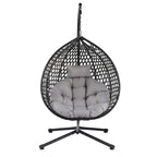 Fauteuil suspendu polyvalent pour l'intérieur et l'extérieur, en rotin PE, avec support et coussin.