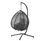 Fauteuil suspendu polyvalent pour l'intérieur et l'extérieur, en rotin PE, avec support et coussin.