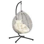 Fauteuil suspendu polyvalent pour l'intérieur et l'extérieur, en rotin PE, avec support et coussin.
