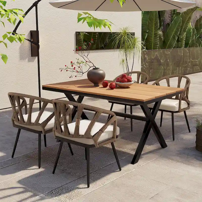 Ensemble de jardin contemporain avec chaises en rotin synthétique et table en bois synthétique