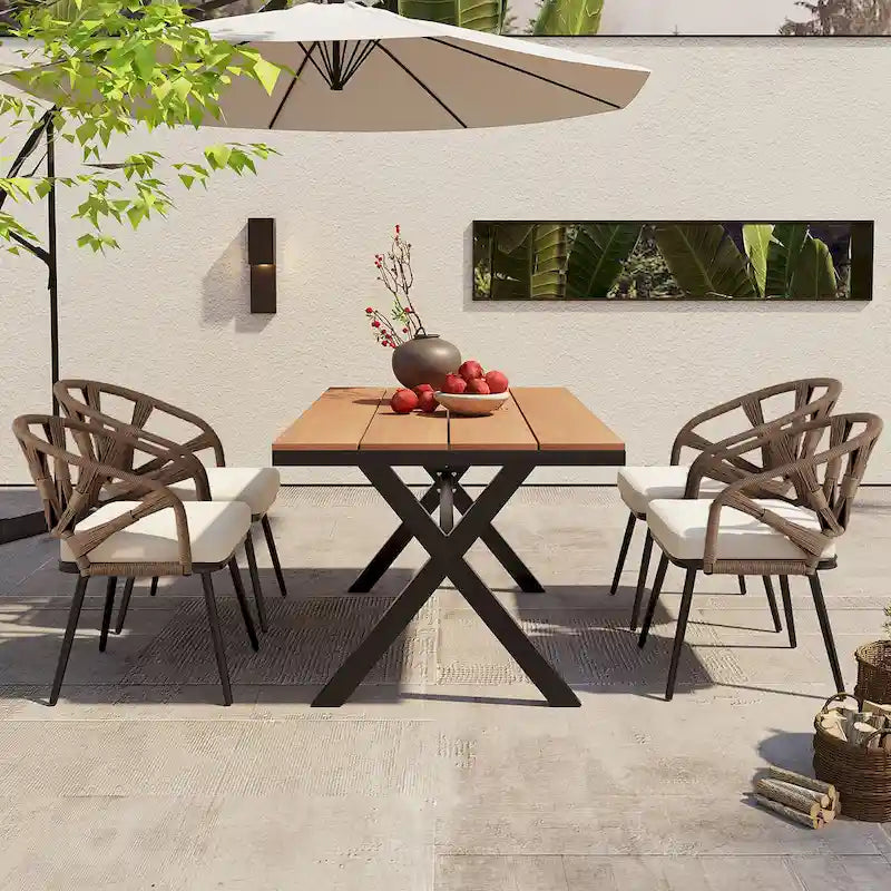Ensemble de jardin contemporain avec chaises en rotin synthétique et table en bois synthétique