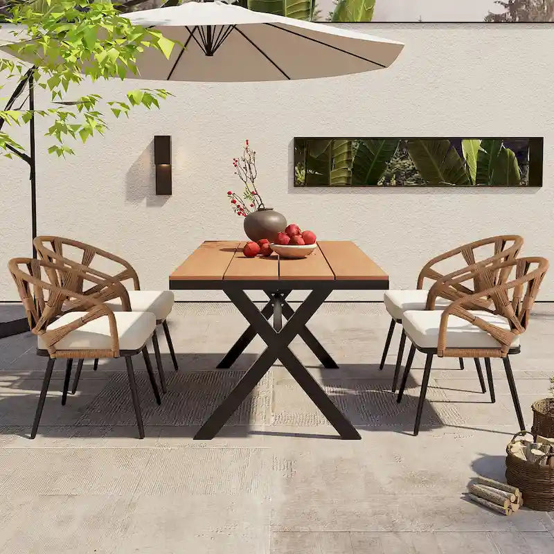 Ensemble de jardin contemporain avec chaises en rotin synthétique et table en bois synthétique