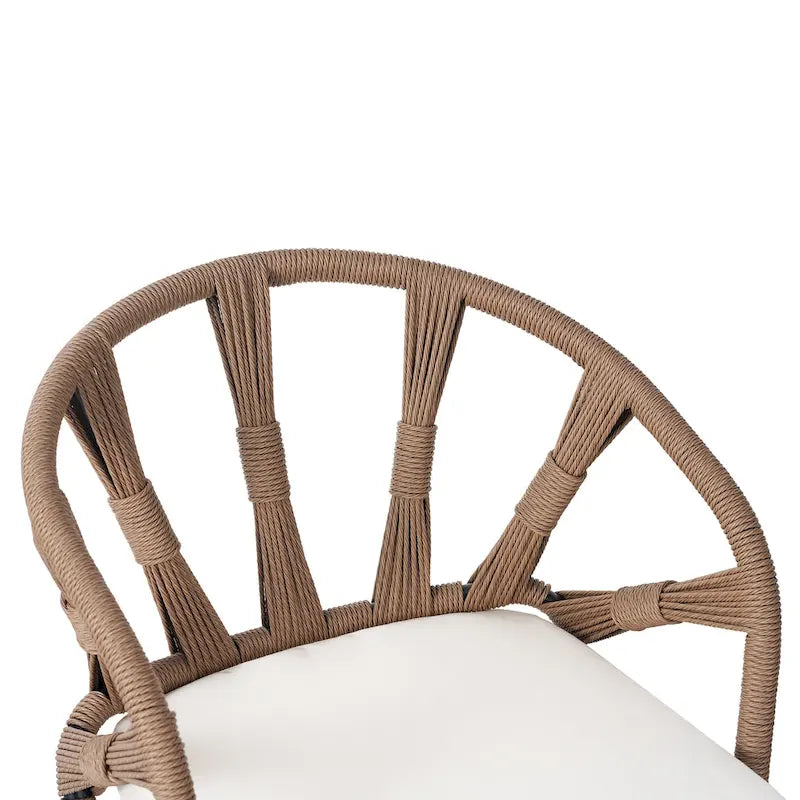 Ensemble de jardin contemporain avec chaises en rotin synthétique et table en bois synthétique