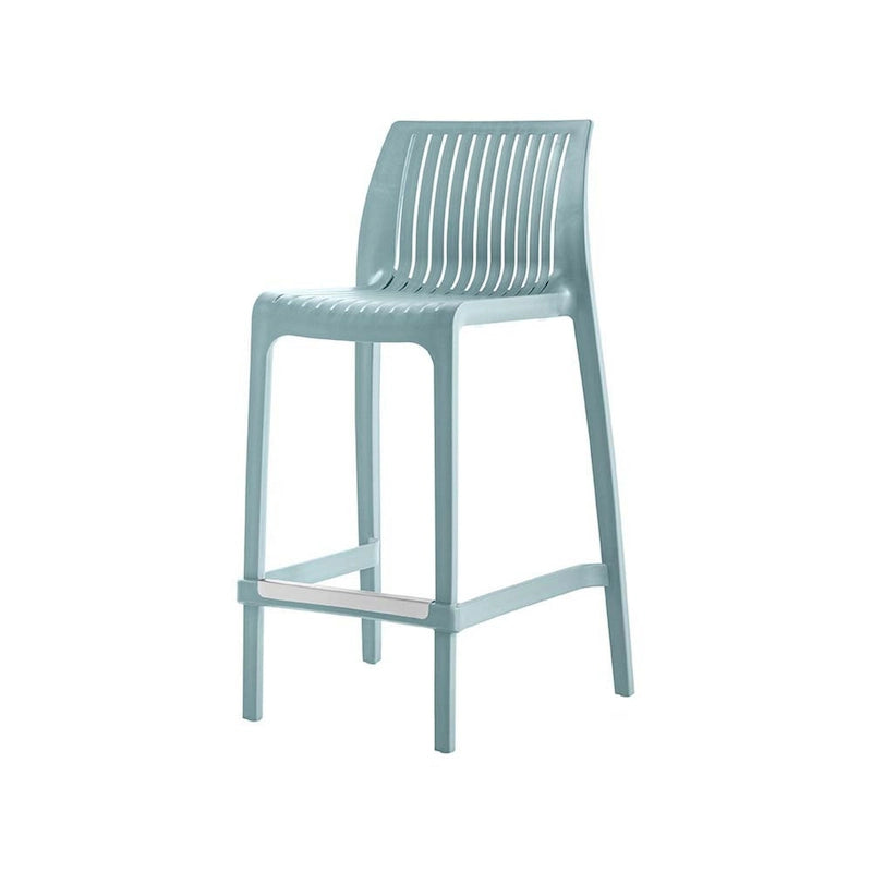 Ensemble de quatre chaises de bar d'extérieur HomeRoots, 26 pouces, en plastique robuste bleu clair, à dossier bas et hauteur comptoir.