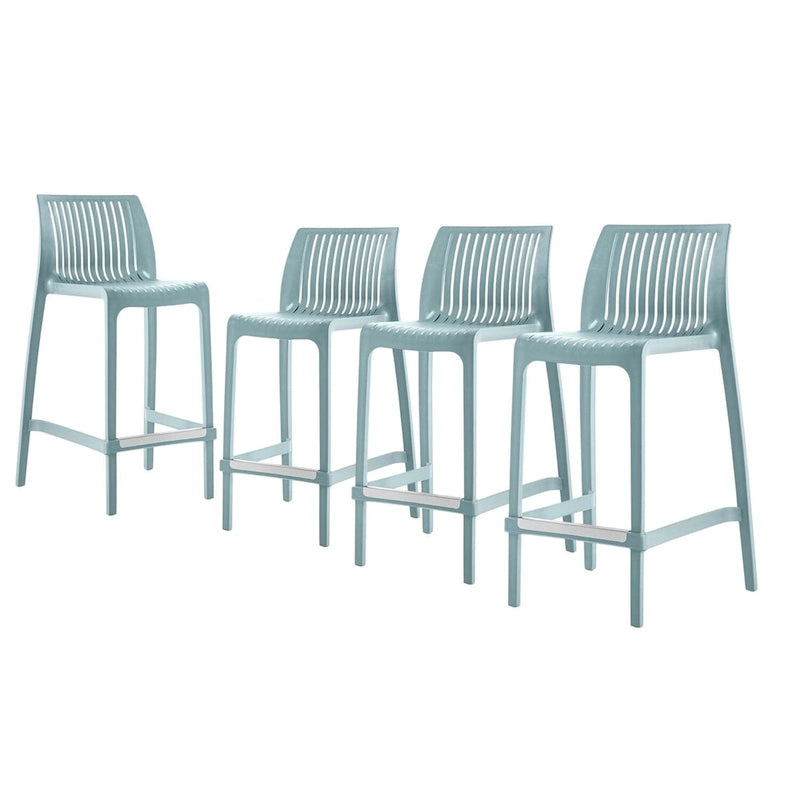 Ensemble de quatre chaises de bar d'extérieur HomeRoots, 26 pouces, en plastique robuste bleu clair, à dossier bas et hauteur comptoir.