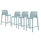 Ensemble de quatre chaises de bar d'extérieur HomeRoots, 26 pouces, en plastique robuste bleu clair, à dossier bas et hauteur comptoir.