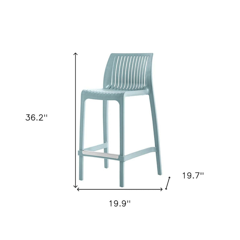 Ensemble de quatre chaises de bar d'extérieur HomeRoots, 26 pouces, en plastique robuste bleu clair, à dossier bas et hauteur comptoir.