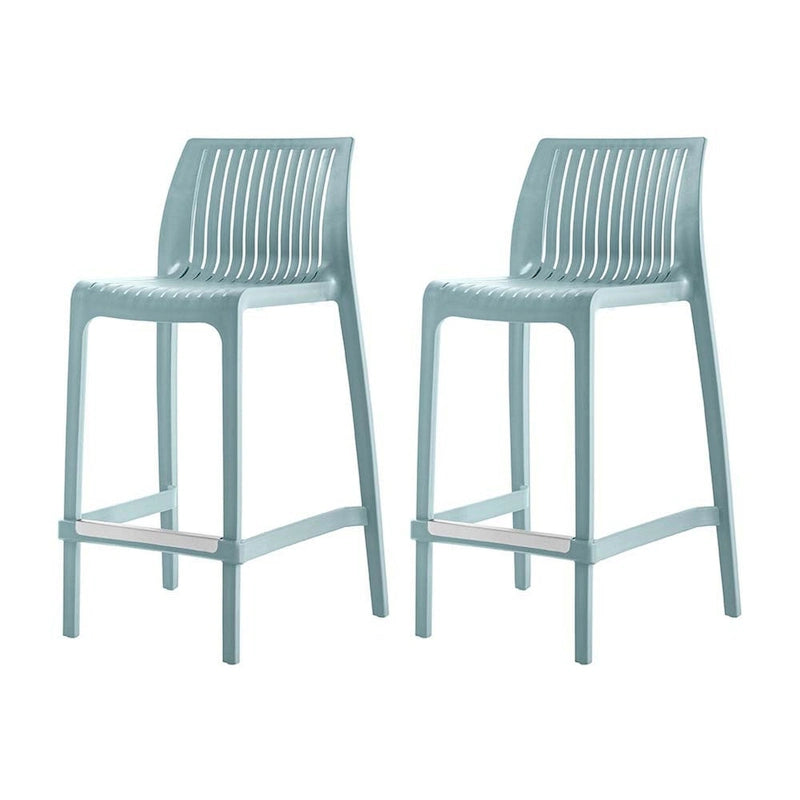 Ensemble de quatre chaises de bar d'extérieur HomeRoots, 26 pouces, en plastique robuste bleu clair, à dossier bas et hauteur comptoir.