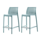 Ensemble de quatre chaises de bar d'extérieur HomeRoots, 26 pouces, en plastique robuste bleu clair, à dossier bas et hauteur comptoir.