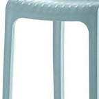 Ensemble de quatre chaises de bar d'extérieur HomeRoots, 26 pouces, en plastique robuste bleu clair, à dossier bas et hauteur comptoir.