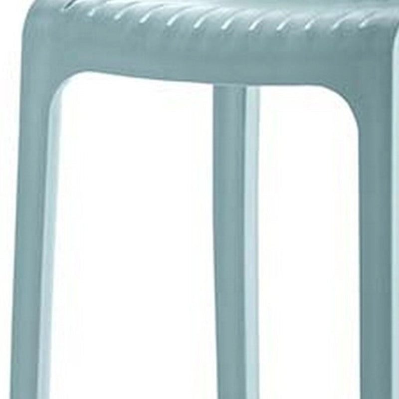 Ensemble de quatre chaises de bar d'extérieur HomeRoots, 26 pouces, en plastique robuste bleu clair, à dossier bas et hauteur comptoir.