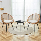 Ensemble repas décontracté pour balcon extérieur, composé d'une table basse ronde moderne anti-déversement, de deux chaises pivotantes en rotin et de coussins.