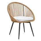 Ensemble repas décontracté pour balcon extérieur, composé d'une table basse ronde moderne anti-déversement, de deux chaises pivotantes en rotin et de coussins.