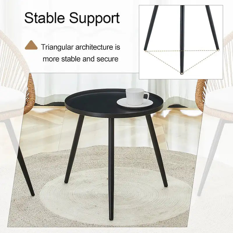 Ensemble repas décontracté pour balcon extérieur, composé d'une table basse ronde moderne anti-déversement, de deux chaises pivotantes en rotin et de coussins.