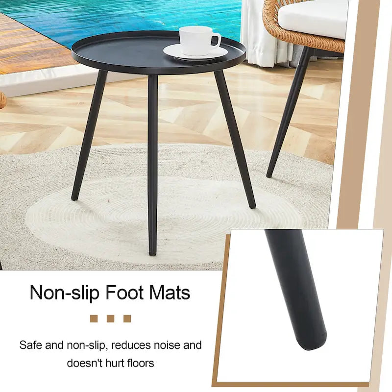 Ensemble repas décontracté pour balcon extérieur, composé d'une table basse ronde moderne anti-déversement, de deux chaises pivotantes en rotin et de coussins.