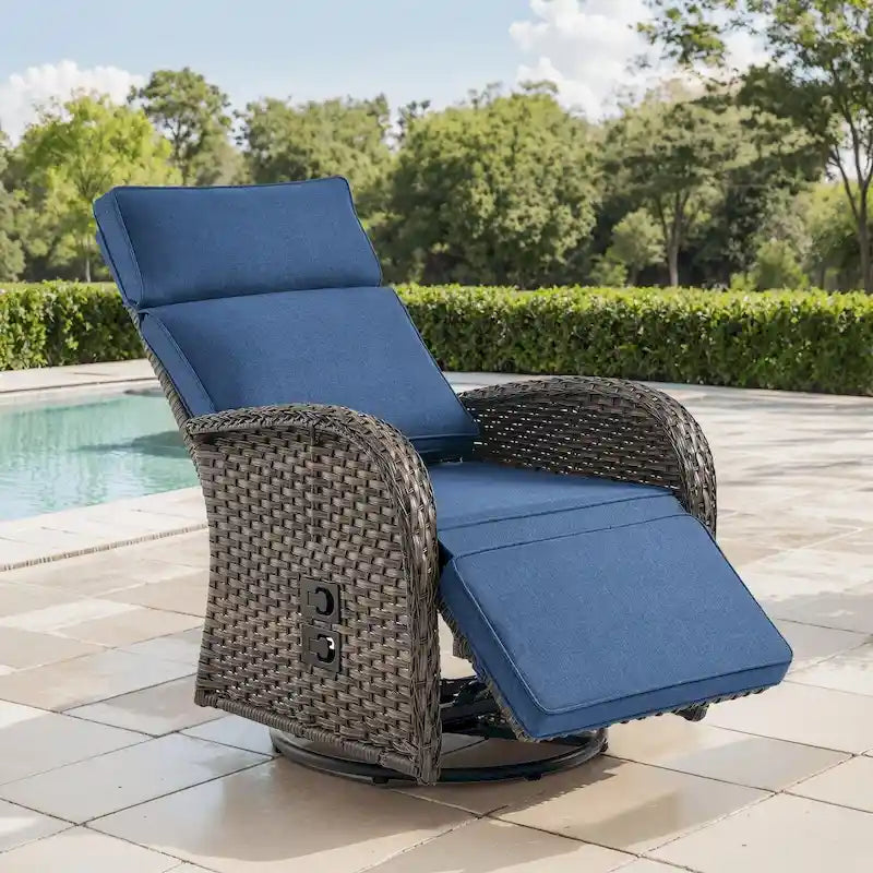 Chaise longue d'extérieur Pocassy en osier marron résistant aux intempéries avec coussin bleu
