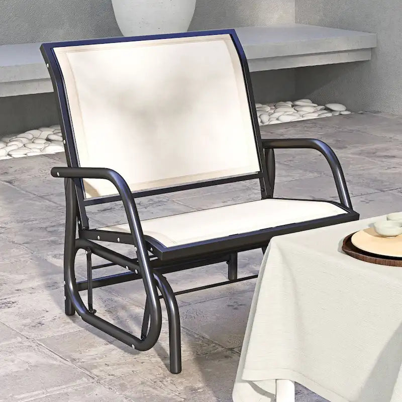 Fauteuil à bascule Outsunny avec tissu en maille respirante, accoudoirs incurvés et structure en acier, idéal pour le jardin, la piscine, la cour ou le balcon.
