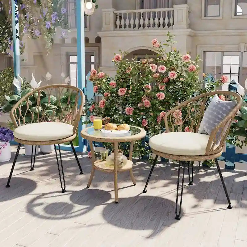 Ensemble de loisirs d'extérieur, composé de 2 chaises individuelles en rotin et d'une table ronde en verre, parfaitement adapté aux patios, balcons et cours.
