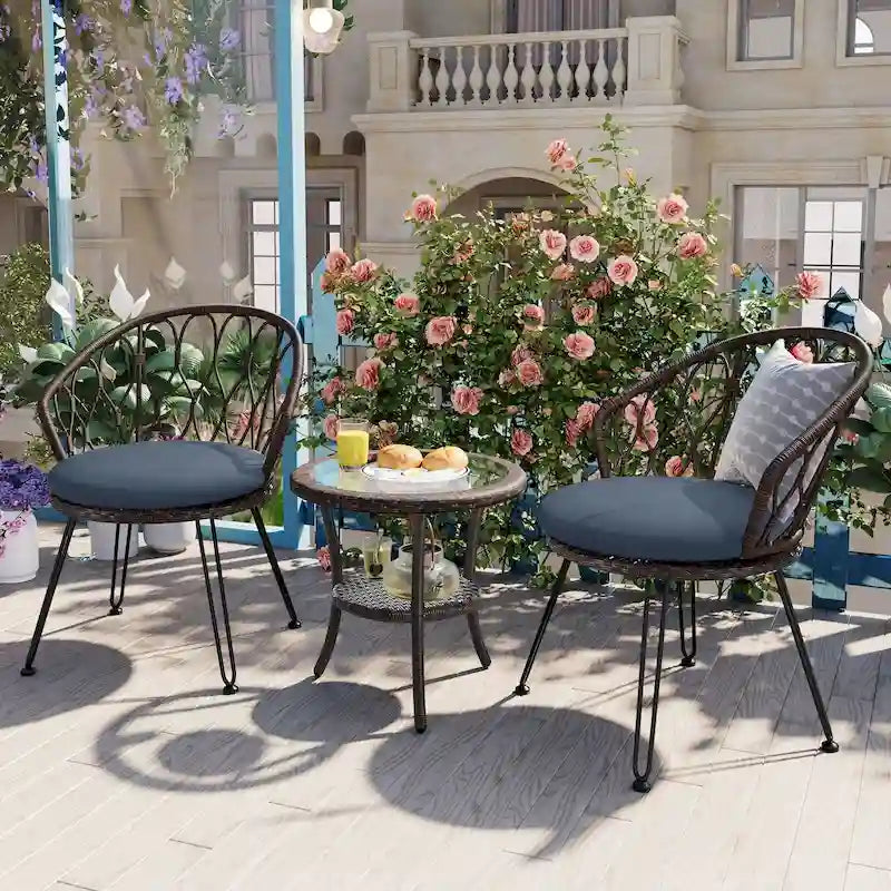 Ensemble de loisirs d'extérieur, composé de 2 chaises individuelles en rotin et d'une table ronde en verre, parfaitement adapté aux patios, balcons et cours.