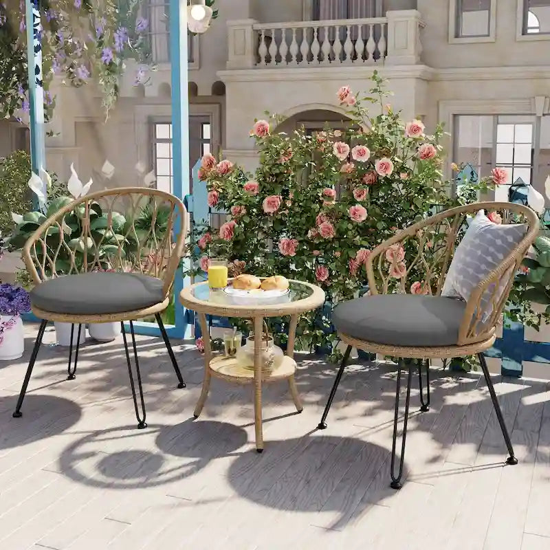 Ensemble de loisirs d'extérieur, composé de 2 chaises individuelles en rotin et d'une table ronde en verre, parfaitement adapté aux patios, balcons et cours.