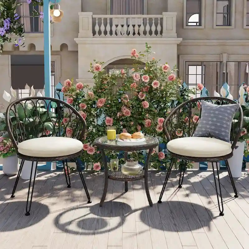 Ensemble de loisirs d'extérieur, composé de 2 chaises individuelles en rotin et d'une table ronde en verre, parfaitement adapté aux patios, balcons et cours.