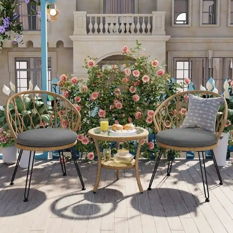 Ensemble de loisirs d'extérieur, composé de 2 chaises individuelles en rotin et d'une table ronde en verre, parfaitement adapté aux patios, balcons et cours.