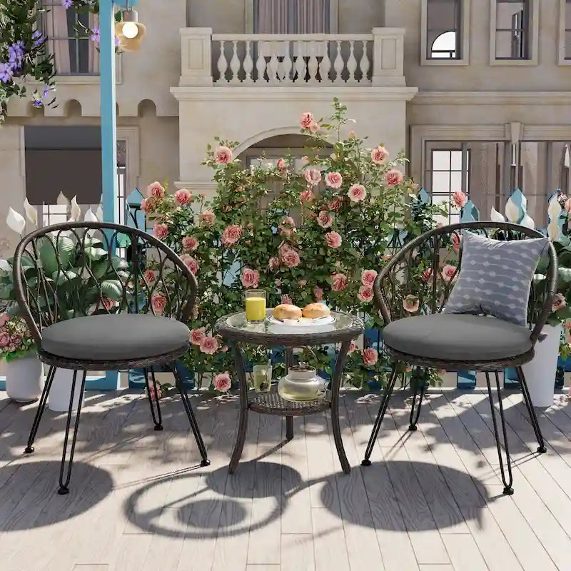 Ensemble de loisirs d'extérieur, composé de 2 chaises individuelles en rotin et d'une table ronde en verre, parfaitement adapté aux patios, balcons et cours.