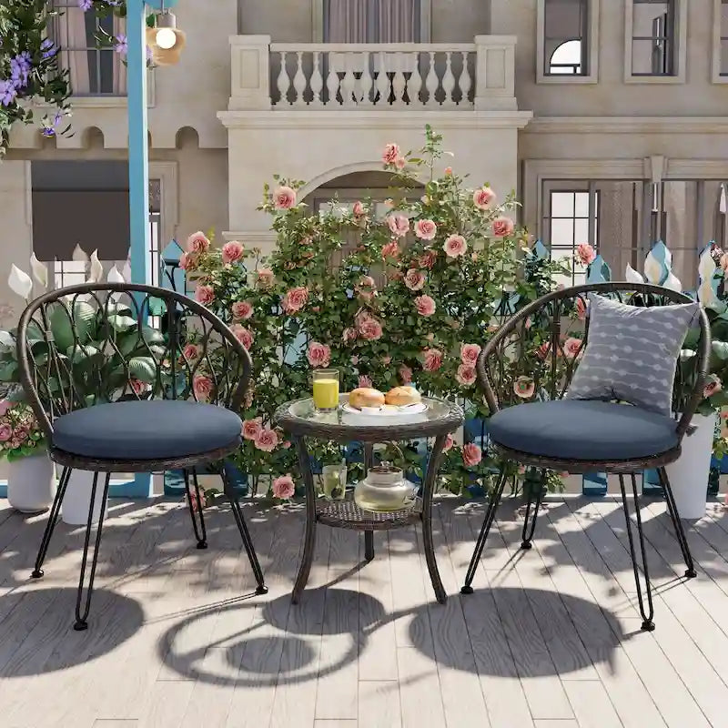 Ensemble de loisirs d'extérieur, composé de 2 chaises individuelles en rotin et d'une table ronde en verre, parfaitement adapté aux patios, balcons et cours.