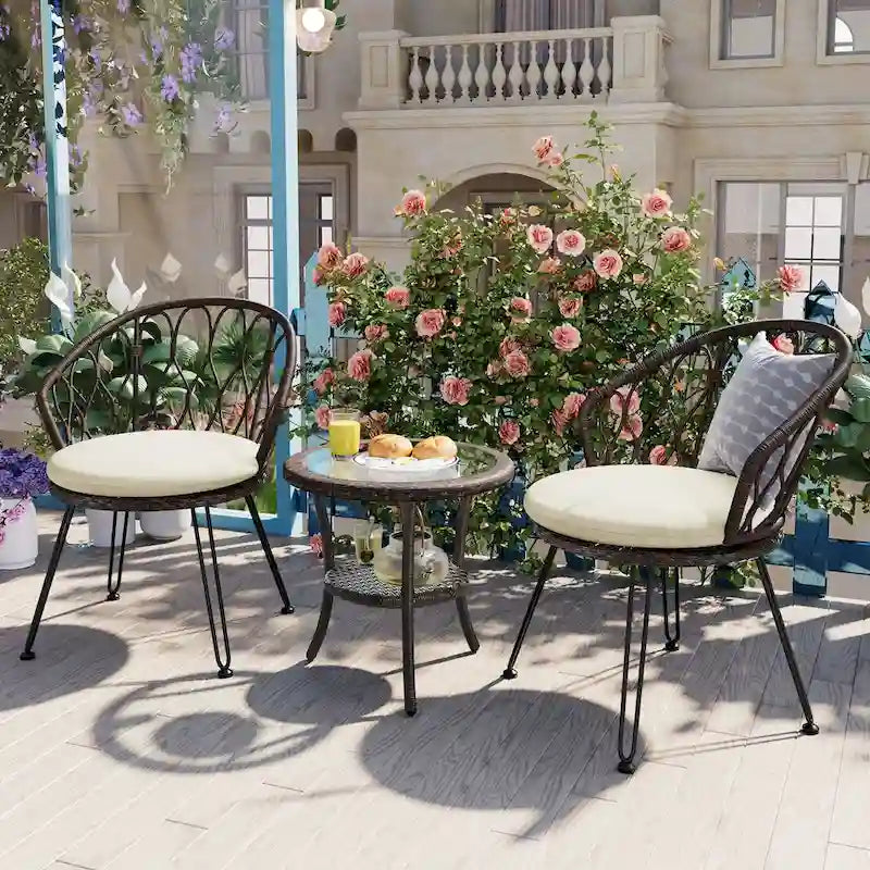 Ensemble de loisirs d'extérieur, composé de 2 chaises individuelles en rotin et d'une table ronde en verre, parfaitement adapté aux patios, balcons et cours.