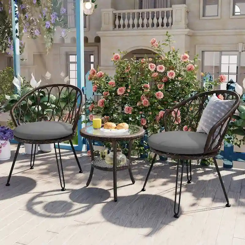 Ensemble de loisirs d'extérieur, composé de 2 chaises individuelles en rotin et d'une table ronde en verre, parfaitement adapté aux patios, balcons et cours.