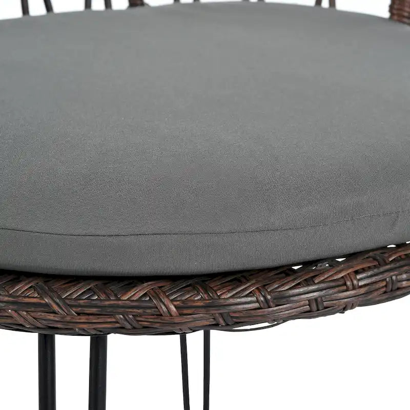 Ensemble de loisirs d'extérieur, composé de 2 chaises individuelles en rotin et d'une table ronde en verre, parfaitement adapté aux patios, balcons et cours.