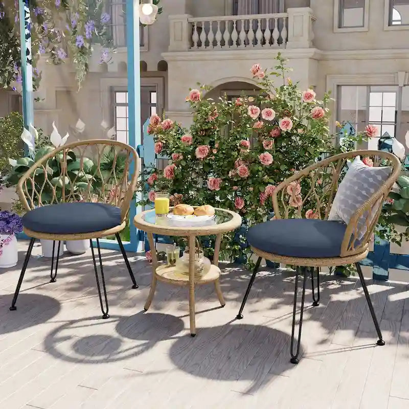 Ensemble de loisirs d'extérieur, composé de 2 chaises individuelles en rotin et d'une table ronde en verre, parfaitement adapté aux patios, balcons et cours.