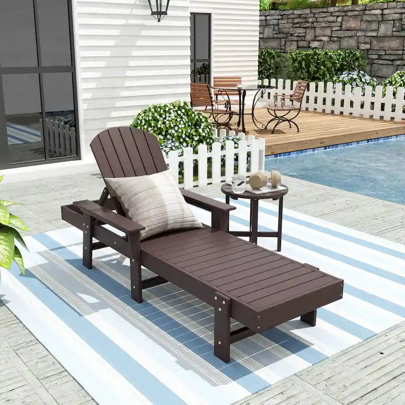Chaise longue inclinable écologique Polytrends Altura Poly avec accoudoirs et table d'appoint (ensemble de 2 pièces)