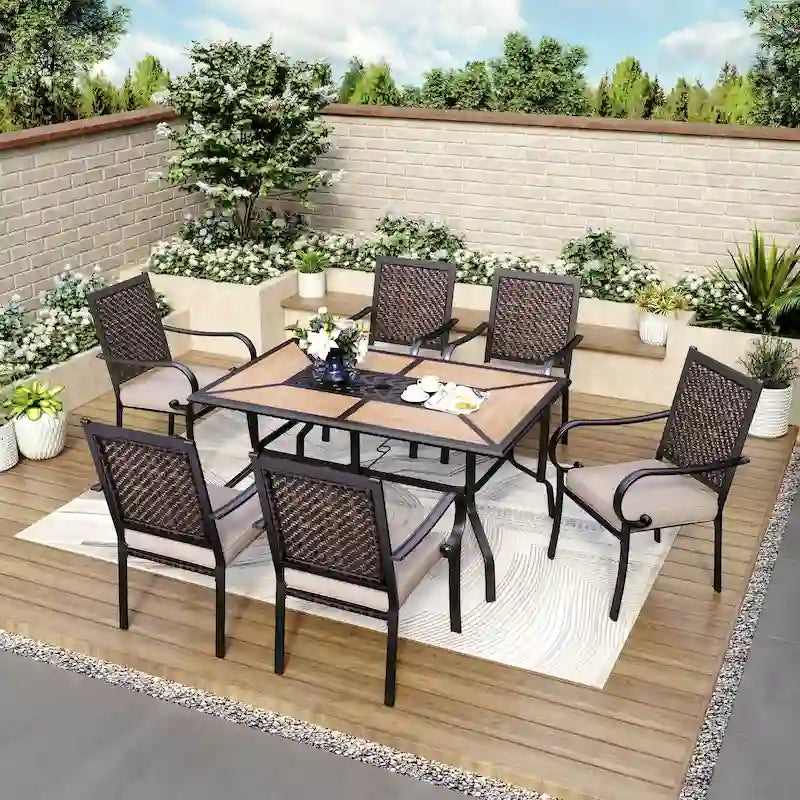 Ensemble de salle à manger d'extérieur MAISON ARTS 7 pièces, 6 chaises en rotin avec coussin et 1 table avec trou pour parasol - Non disponible