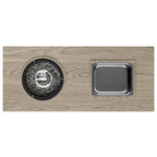 Table à manger avec foyer extérieur, seau à glace et brasero intégré.