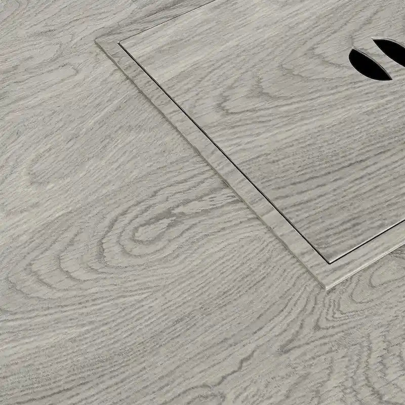 Table à manger avec foyer extérieur, seau à glace et brasero intégré.