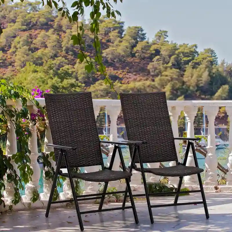 Ensemble de 2 chaises de jardin pliantes en résine tressée, inclinables et réglables, avec dossier haut.