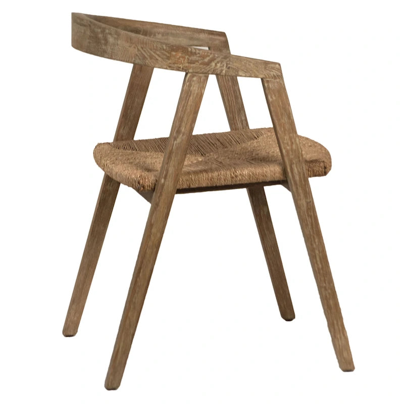 Fauteuil de salle à manger Rylee en chêne naturel avec dossier incurvé et assise en jonc de mer tressé.