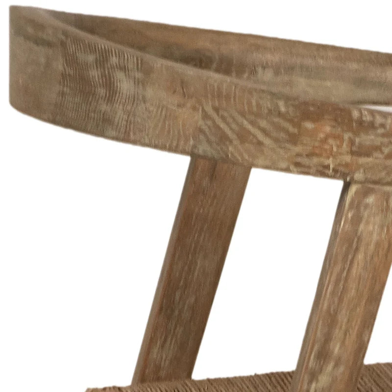 Fauteuil de salle à manger Rylee en chêne naturel avec dossier incurvé et assise en jonc de mer tressé.