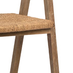 Fauteuil de salle à manger Rylee en chêne naturel avec dossier incurvé et assise en jonc de mer tressé.