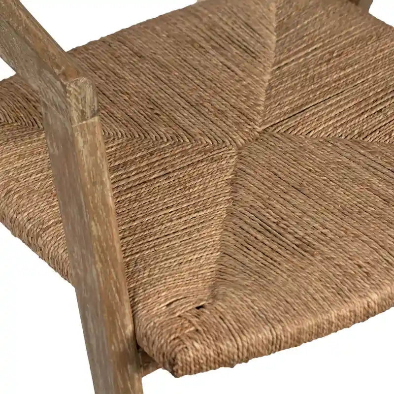 Fauteuil de salle à manger Rylee en chêne naturel avec dossier incurvé et assise en jonc de mer tressé.