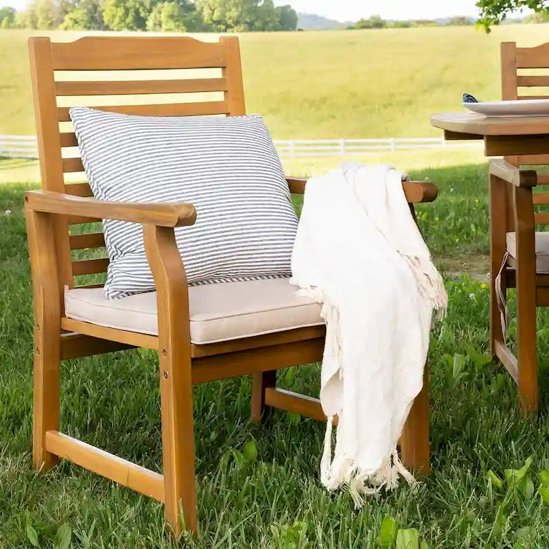 Ensemble de 2 chaises de salle à manger de patio MAISON ARTS en bois d'acacia massif naturel, avec accoudoirs en bois fini à l'huile.