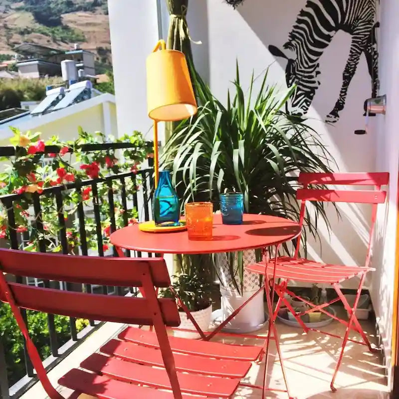 Ensemble bistro 3 pièces en fer thermolaqué comprenant une table et des chaises de jardin pliables
