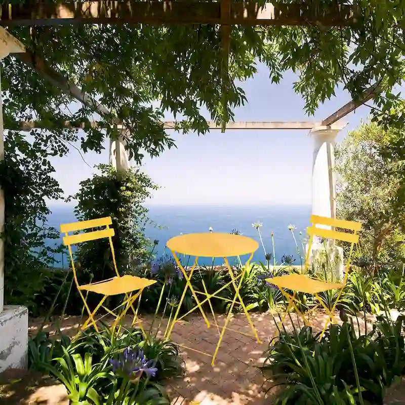 Ensemble bistro 3 pièces en fer thermolaqué comprenant une table et des chaises de jardin pliables